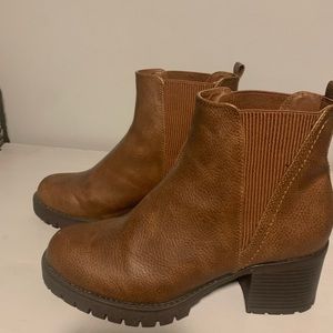 Brown Mia boot.